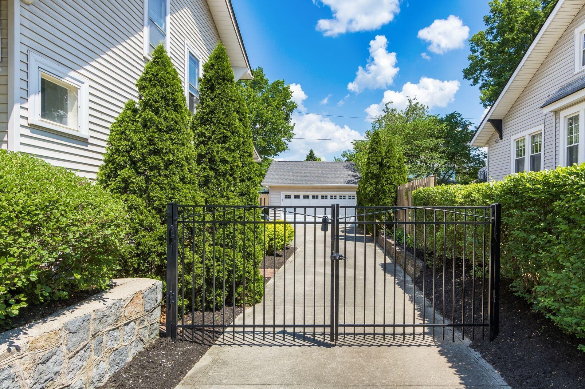 260 Kenworth Rd, Columbus OH  43214-4010 exterior