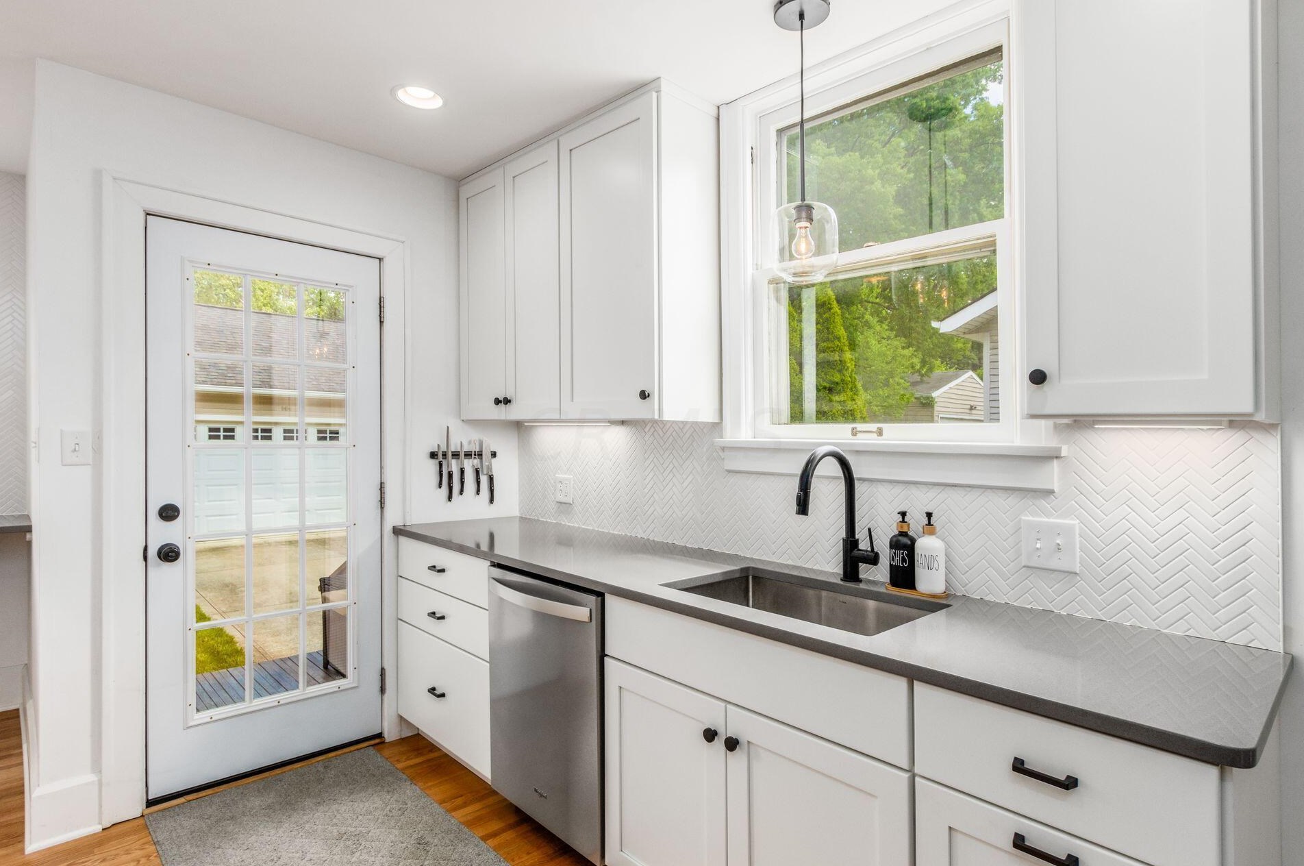 260 Kenworth Rd, Columbus OH  43214-4010 exterior