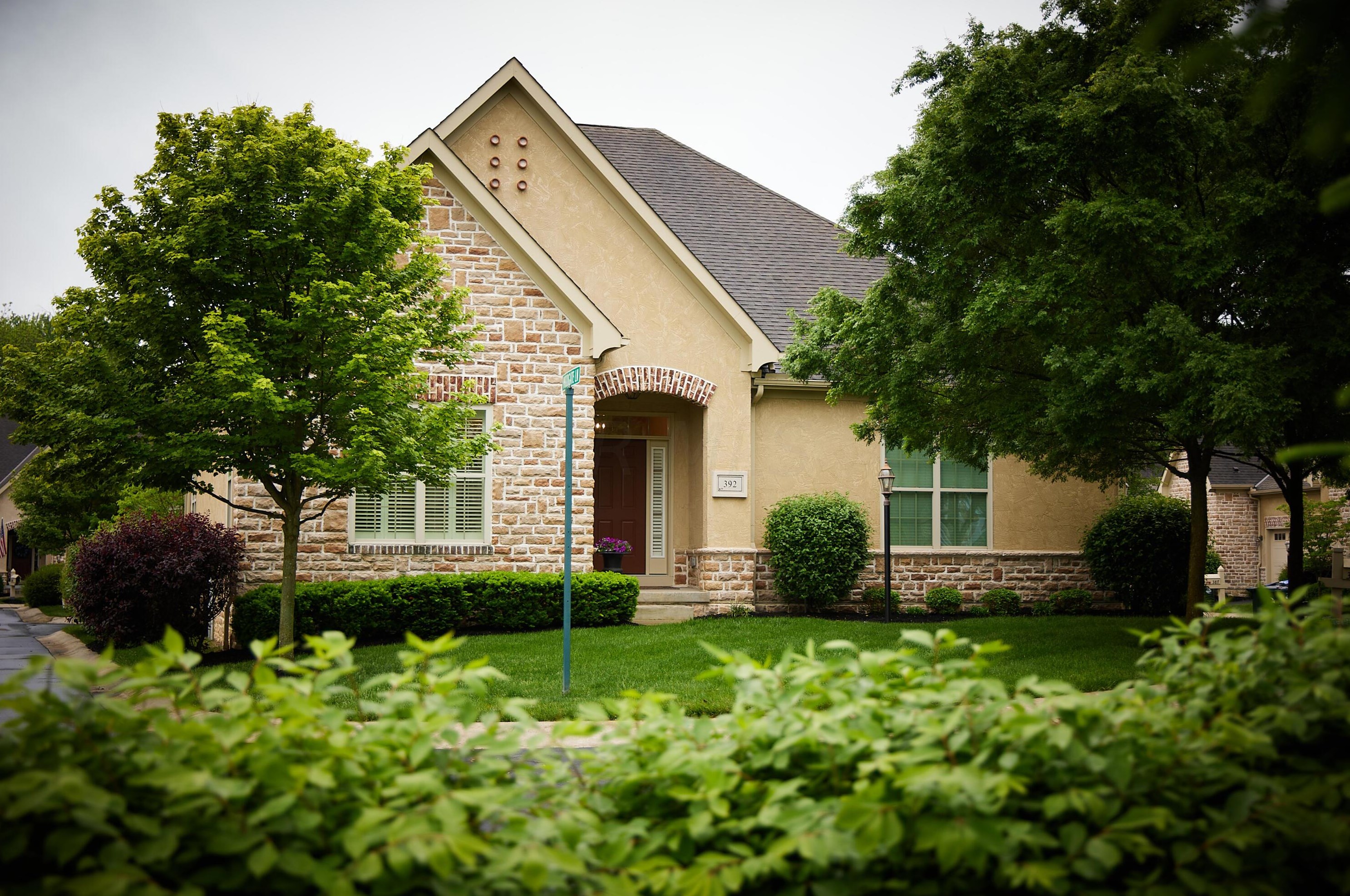 392 Ridgemoor Ln, Westerville, OH 43082-1105