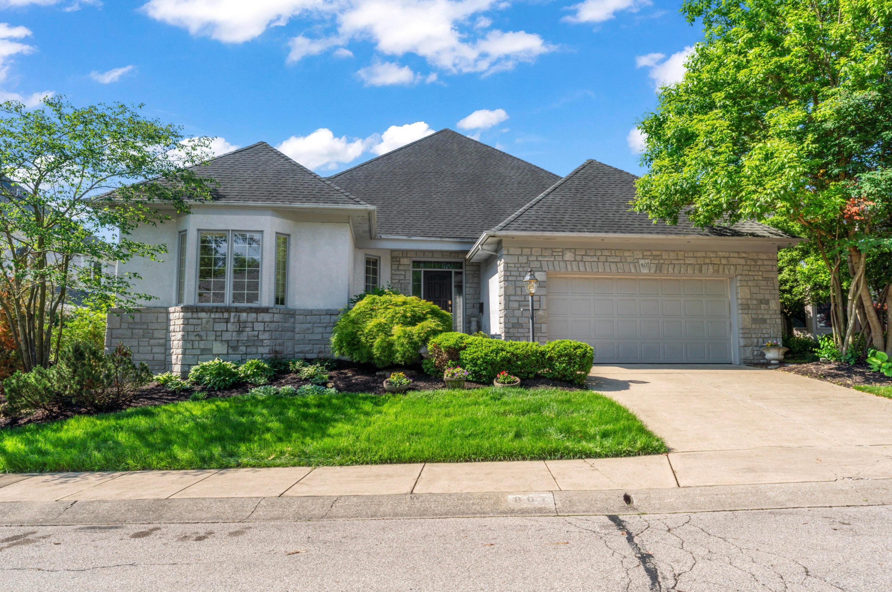 807 Crestway Dr, Columbus, OH 43235-3465