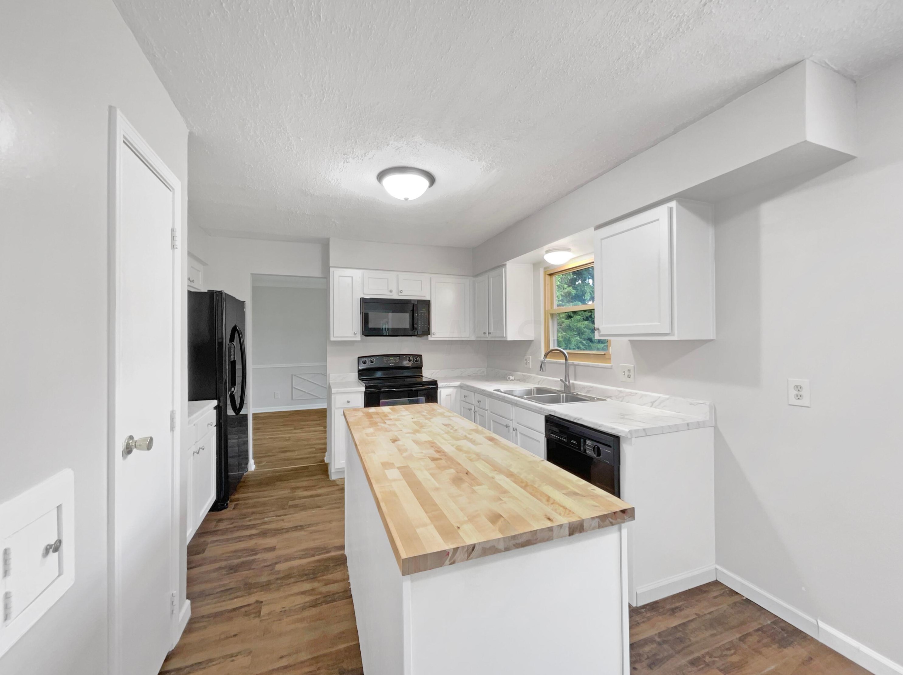 1300 Knollwood Dr, Columbus OH 43232 exterior