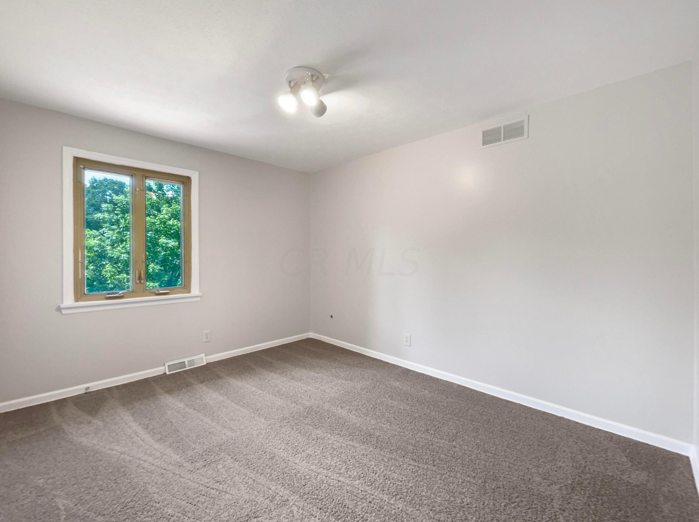 1300 Knollwood Dr, Columbus OH 43232 exterior