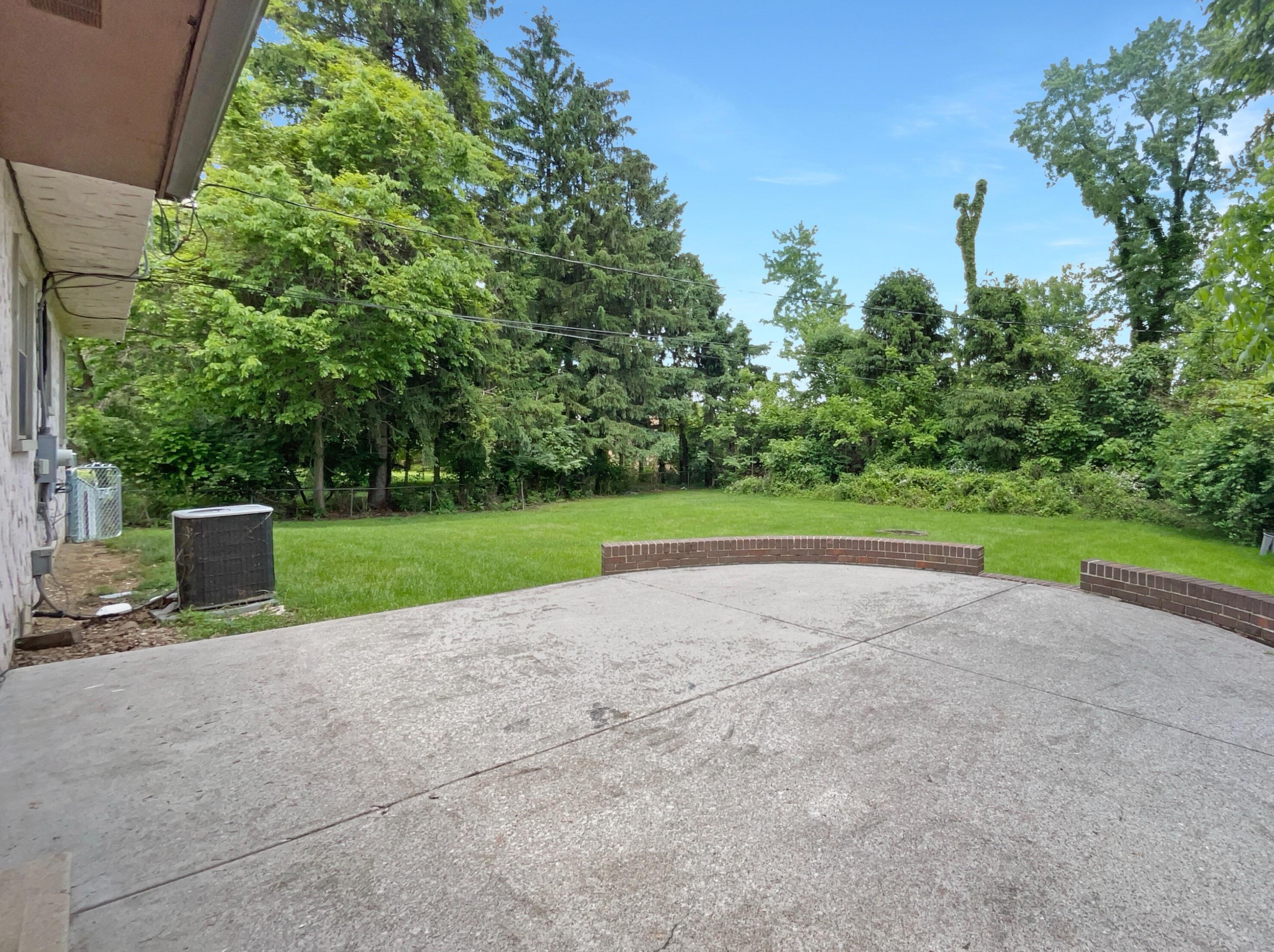 1300 Knollwood Dr, Columbus OH 43232 exterior