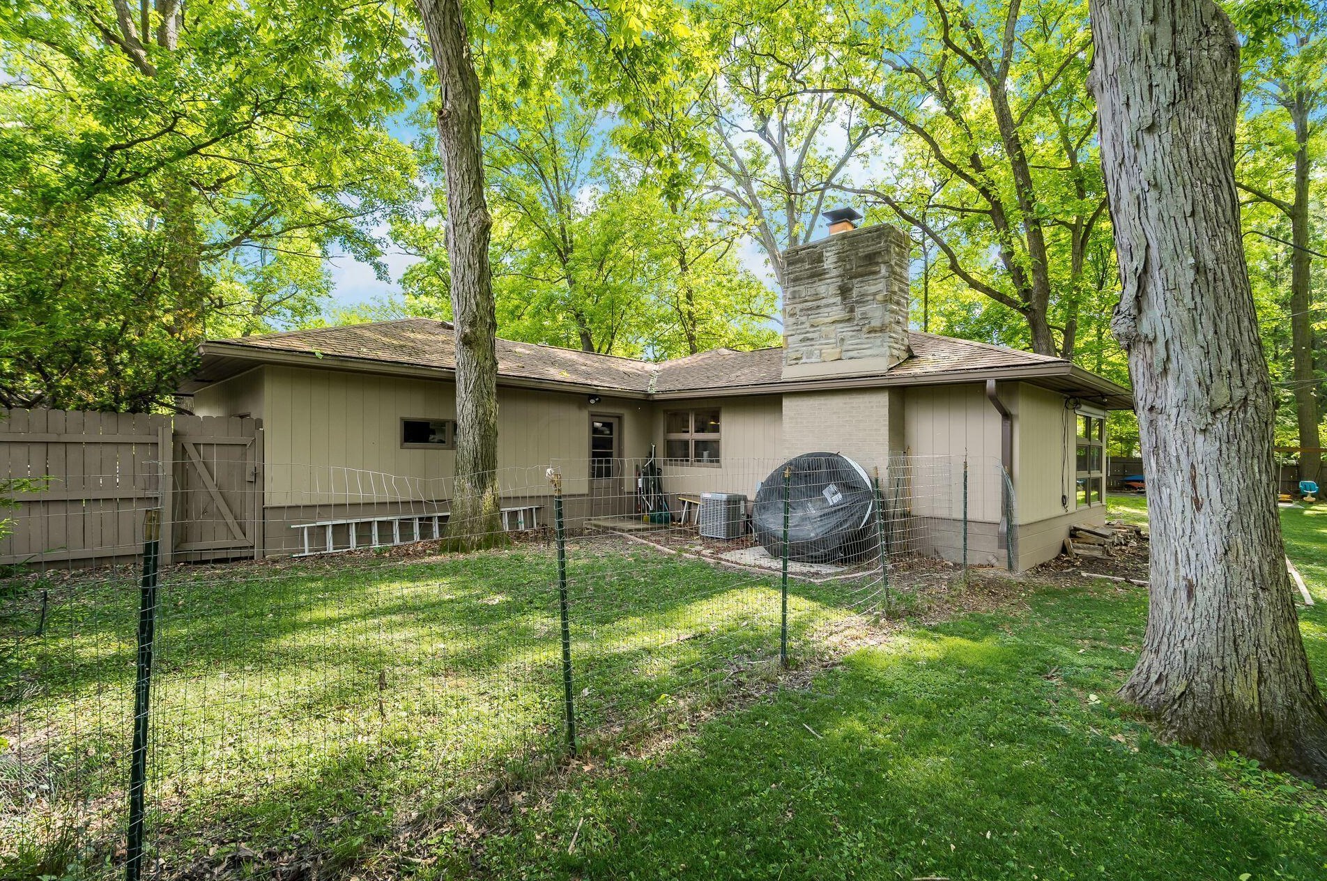 2660 Minerva Lake Rd, Columbus OH  43231-4870 exterior