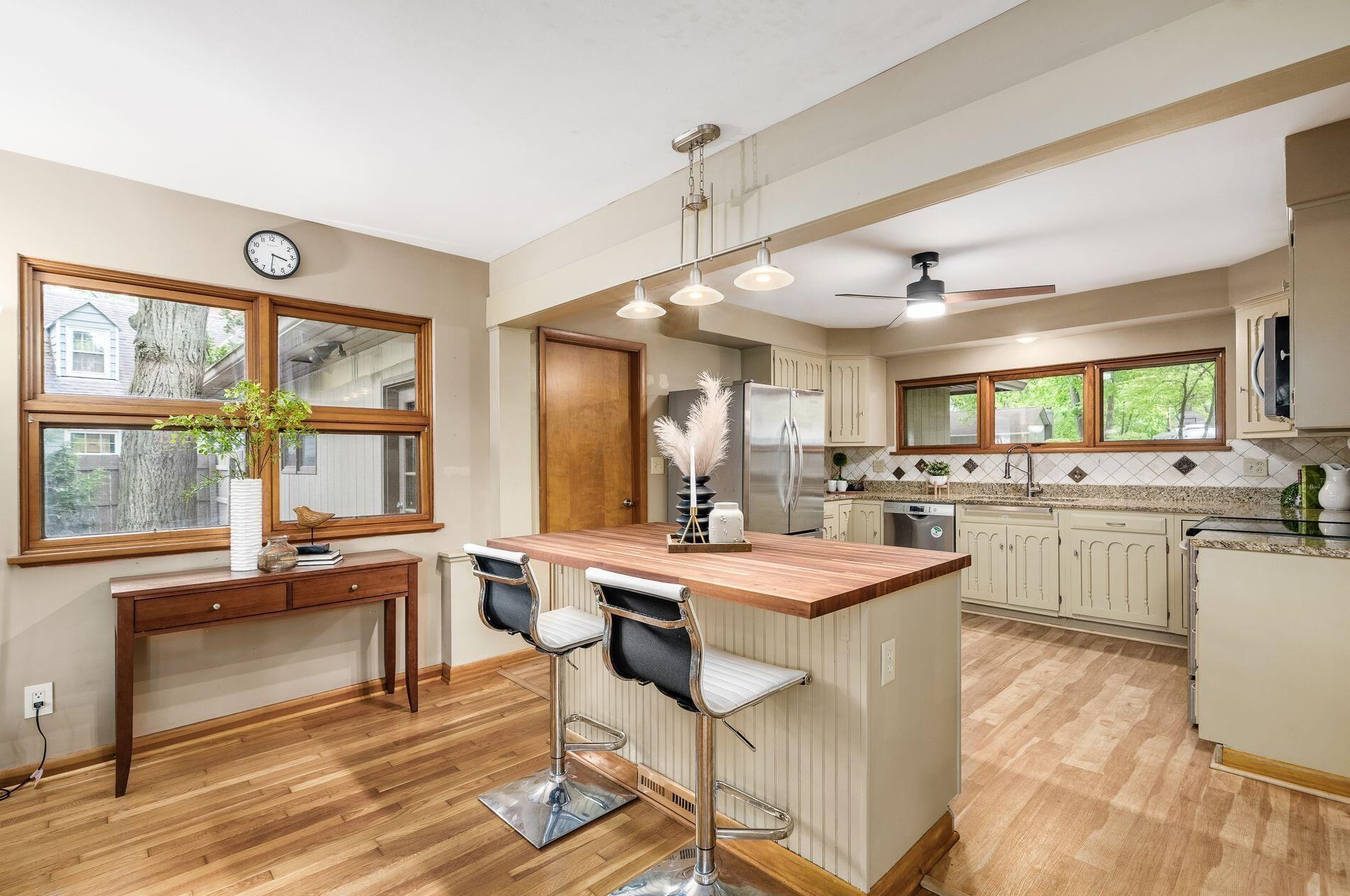 2660 Minerva Lake Rd, Columbus OH  43231-4870 exterior