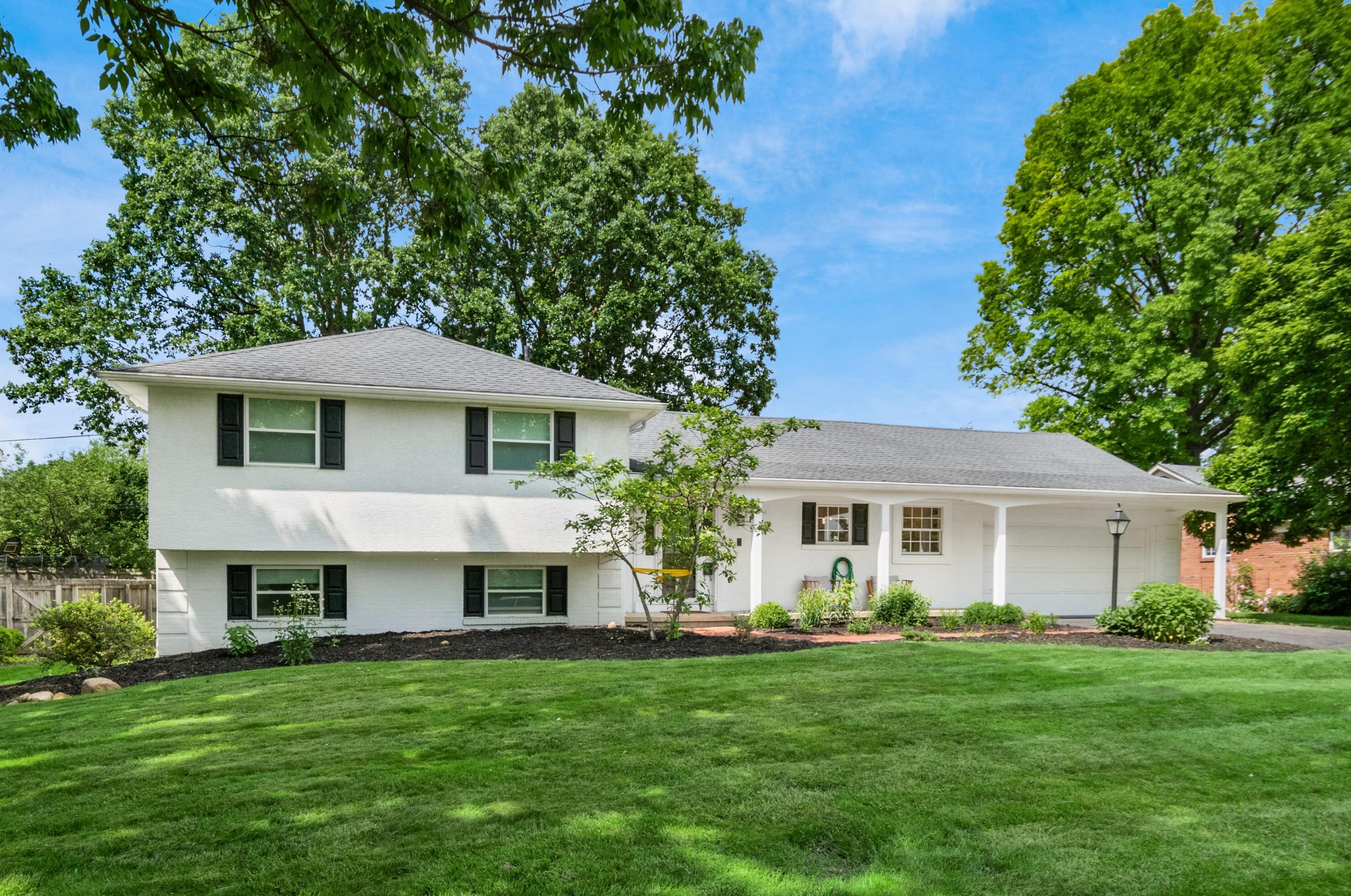 1370 Stoneygate Ln, Columbus, OH 43221-1566