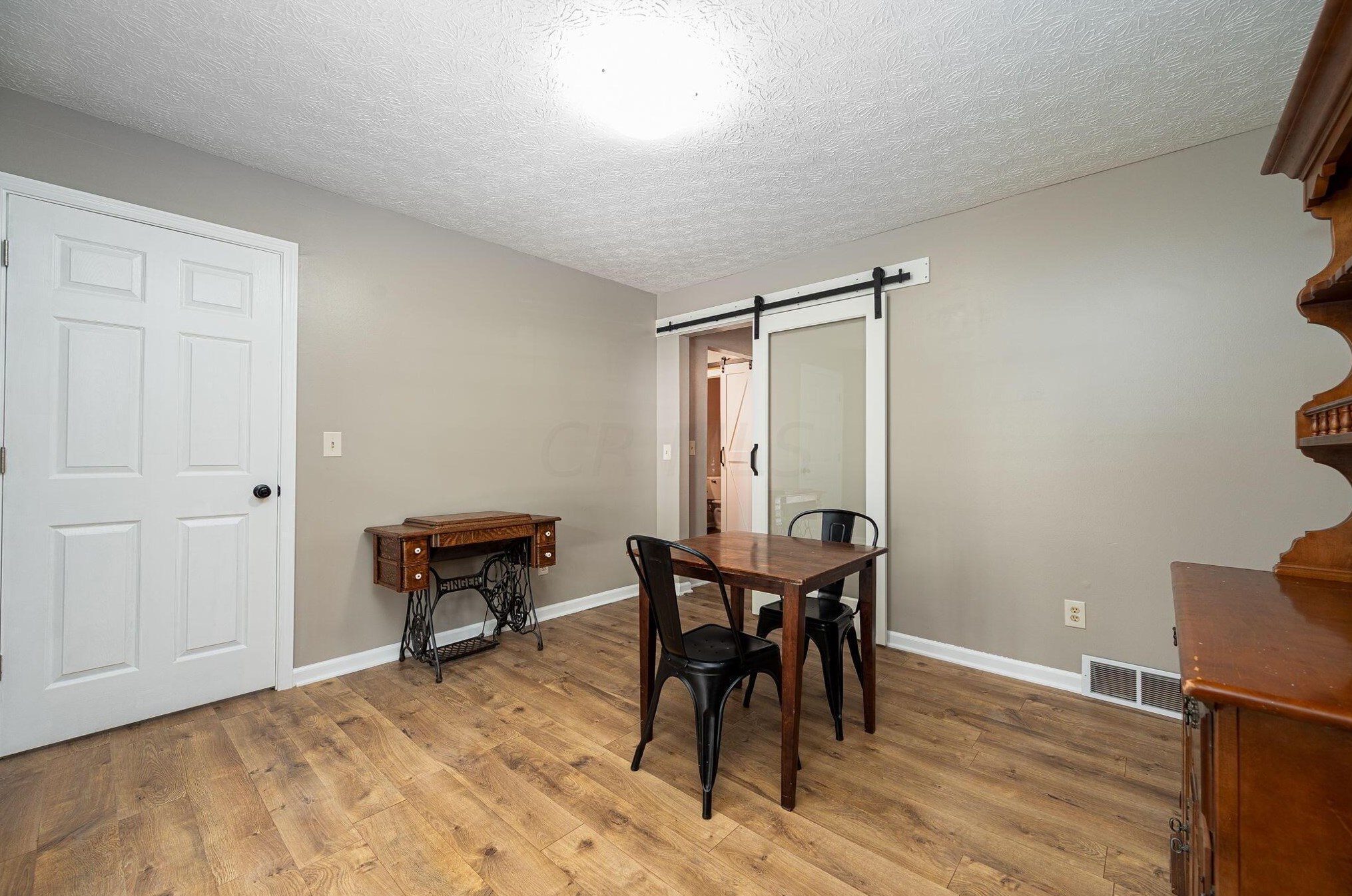 915 Hartney Dr, Columbus OH  43230-1615 exterior