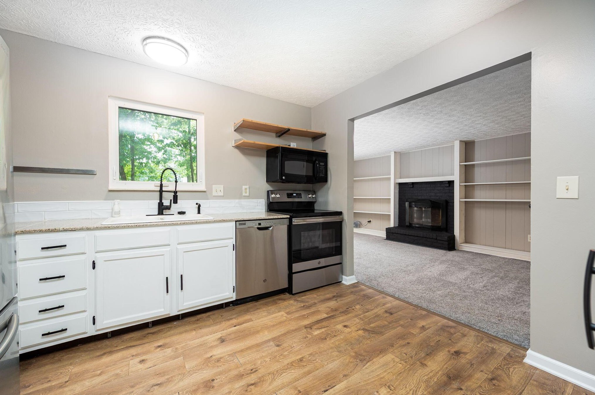 915 Hartney Dr, Columbus OH  43230-1615 exterior