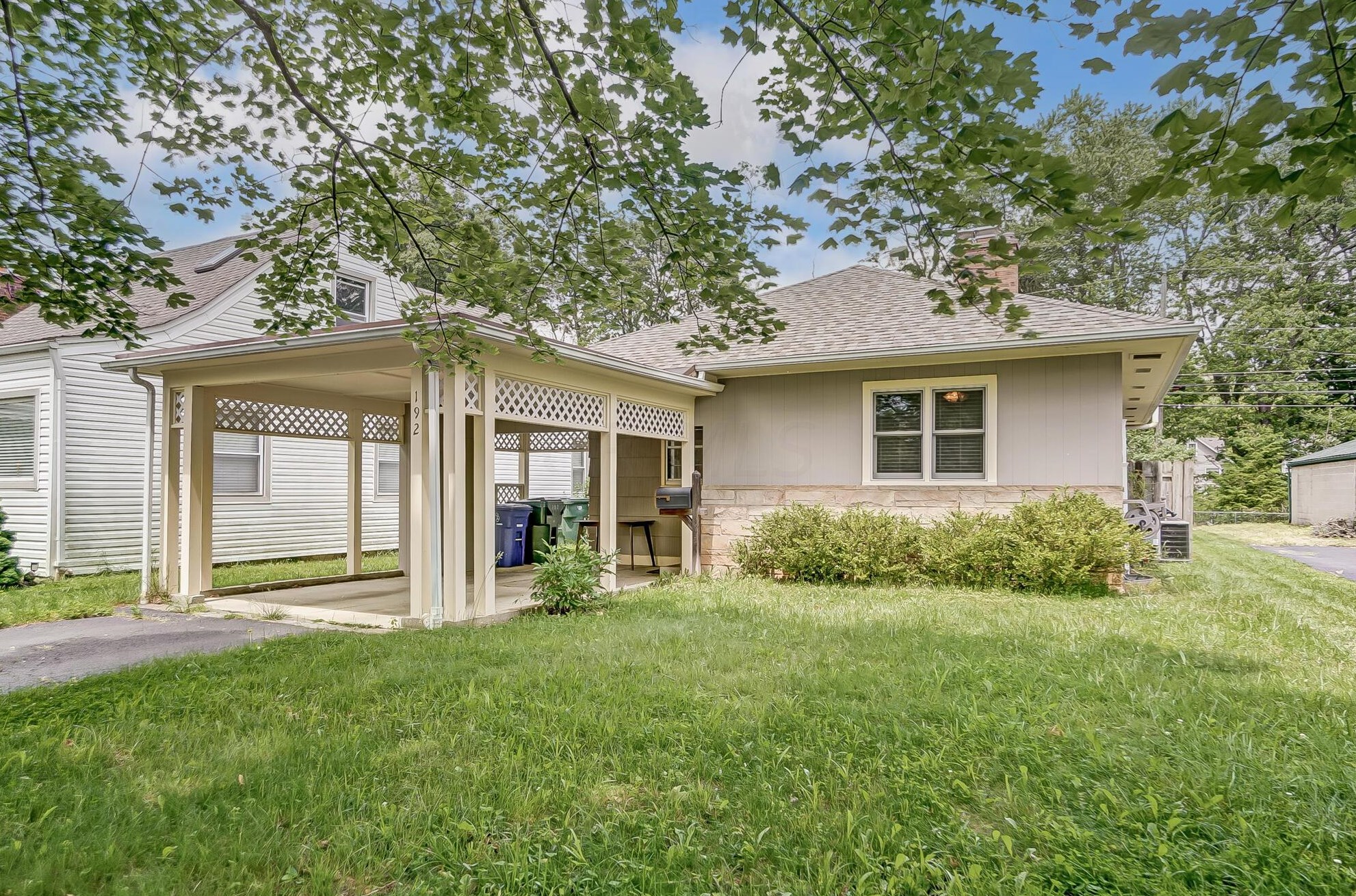 192 Chase Rd, Columbus, OH 43214-1222