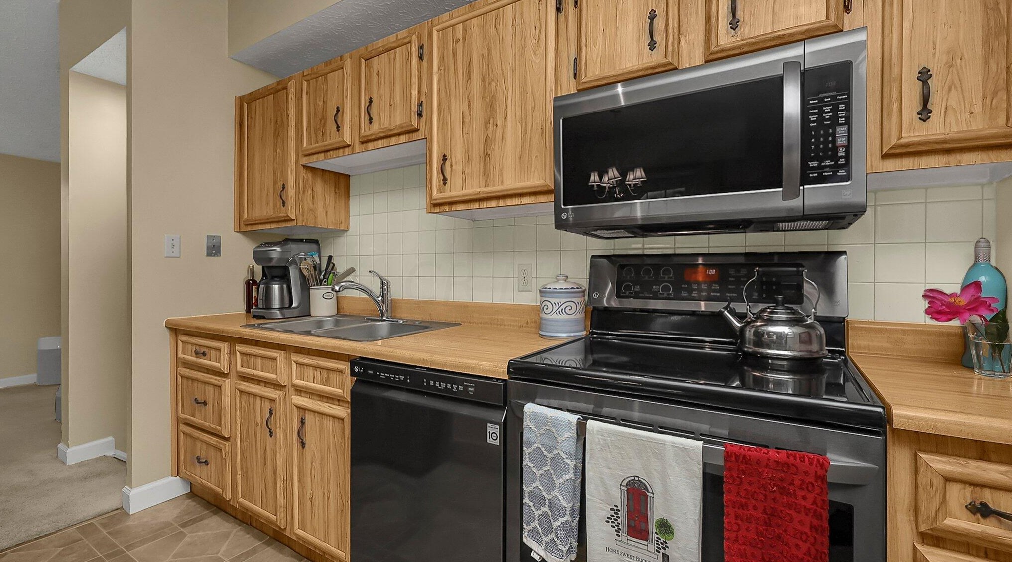 7832 Larchwood St, Dublin OH  43016 exterior