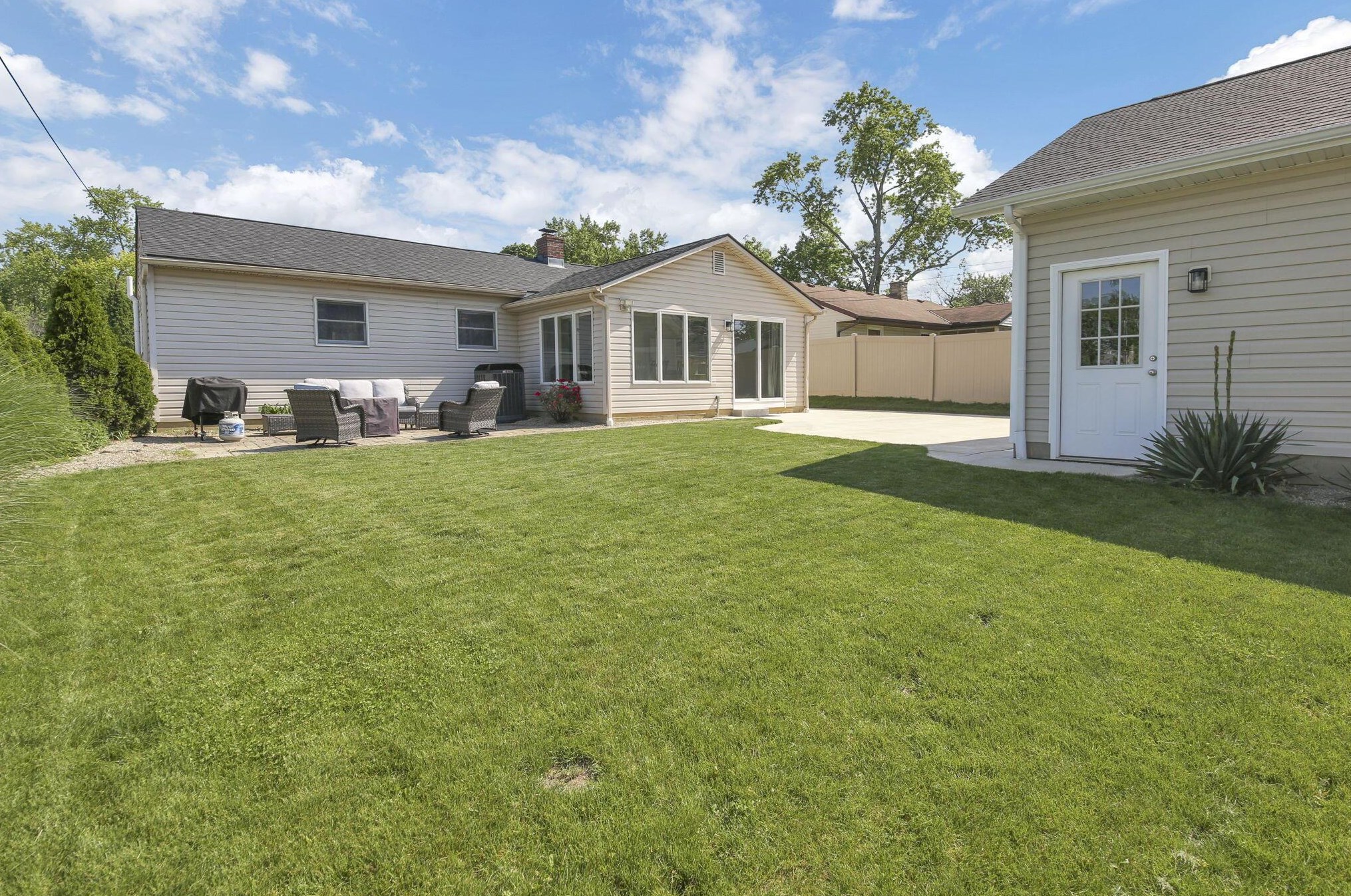 2731 Nottingham Rd, Columbus OH 43221-1157 exterior