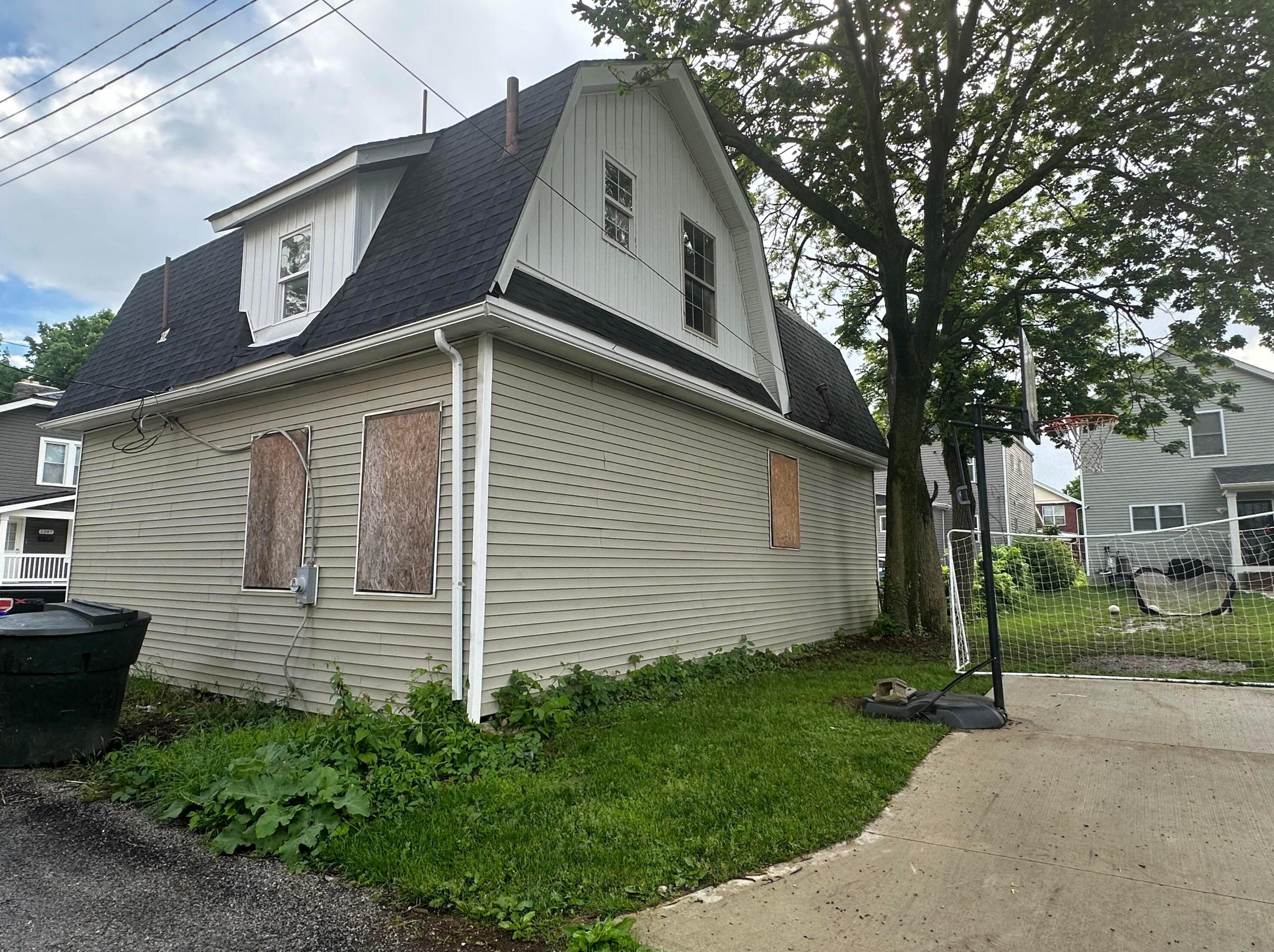 1250 Sycamore St, Columbus OH  43215-5618 exterior