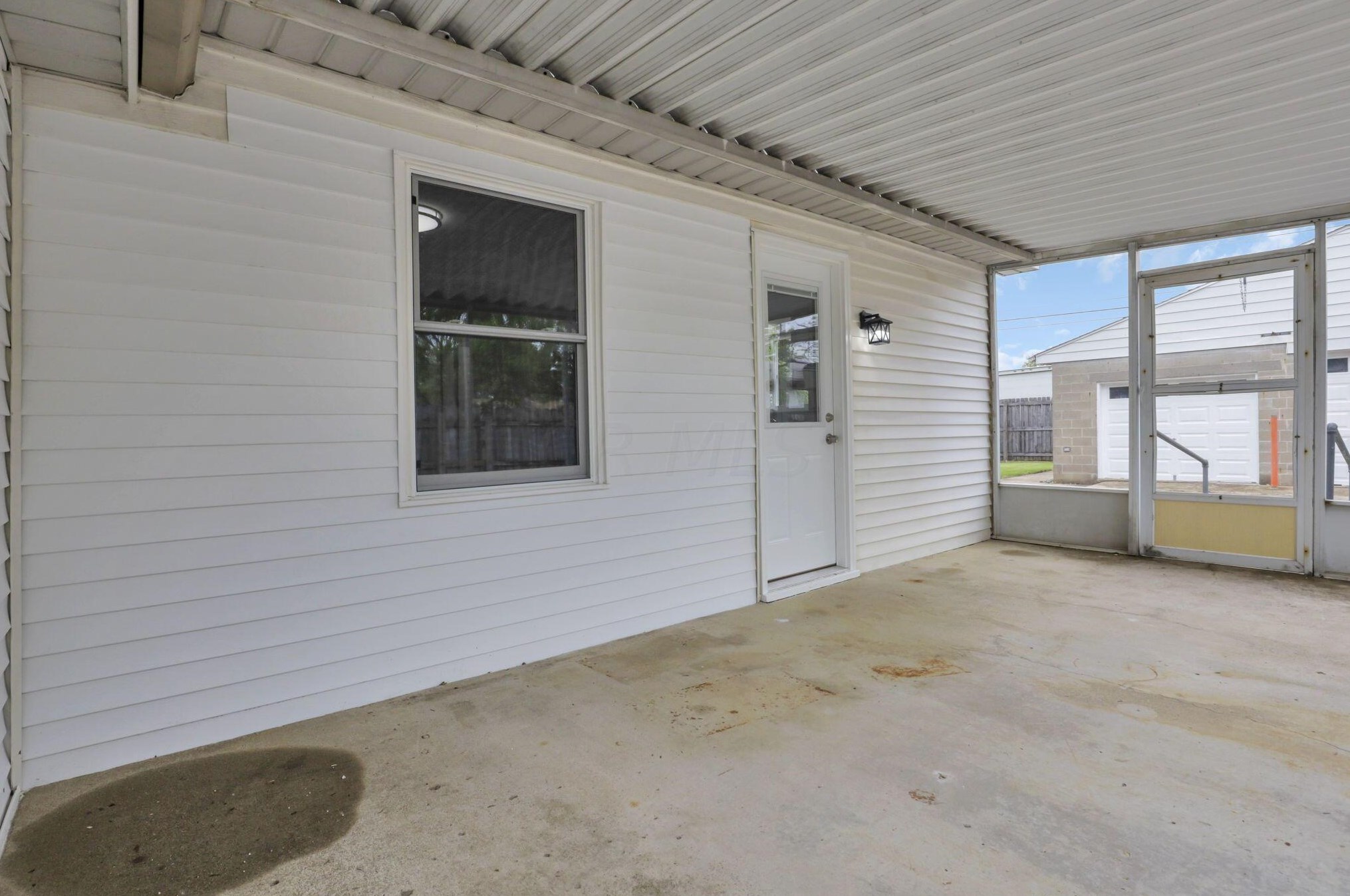 473 Smith Rd, Columbus OH 43228-1143 exterior