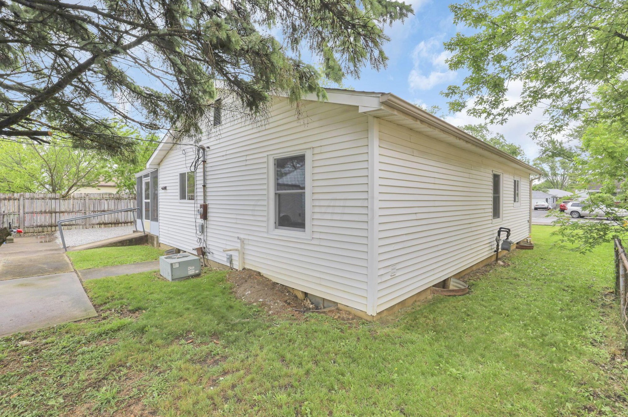 473 Smith Rd, Columbus OH 43228-1143 exterior