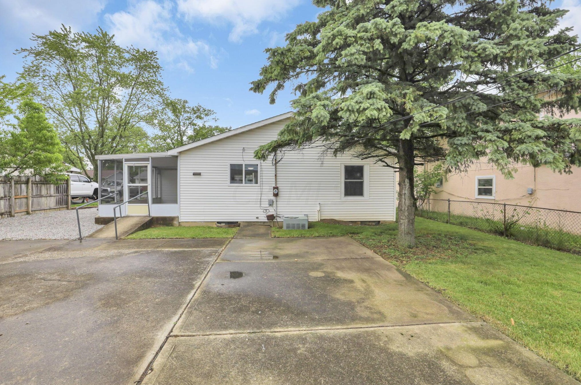 473 Smith Rd, Columbus OH 43228-1143 exterior