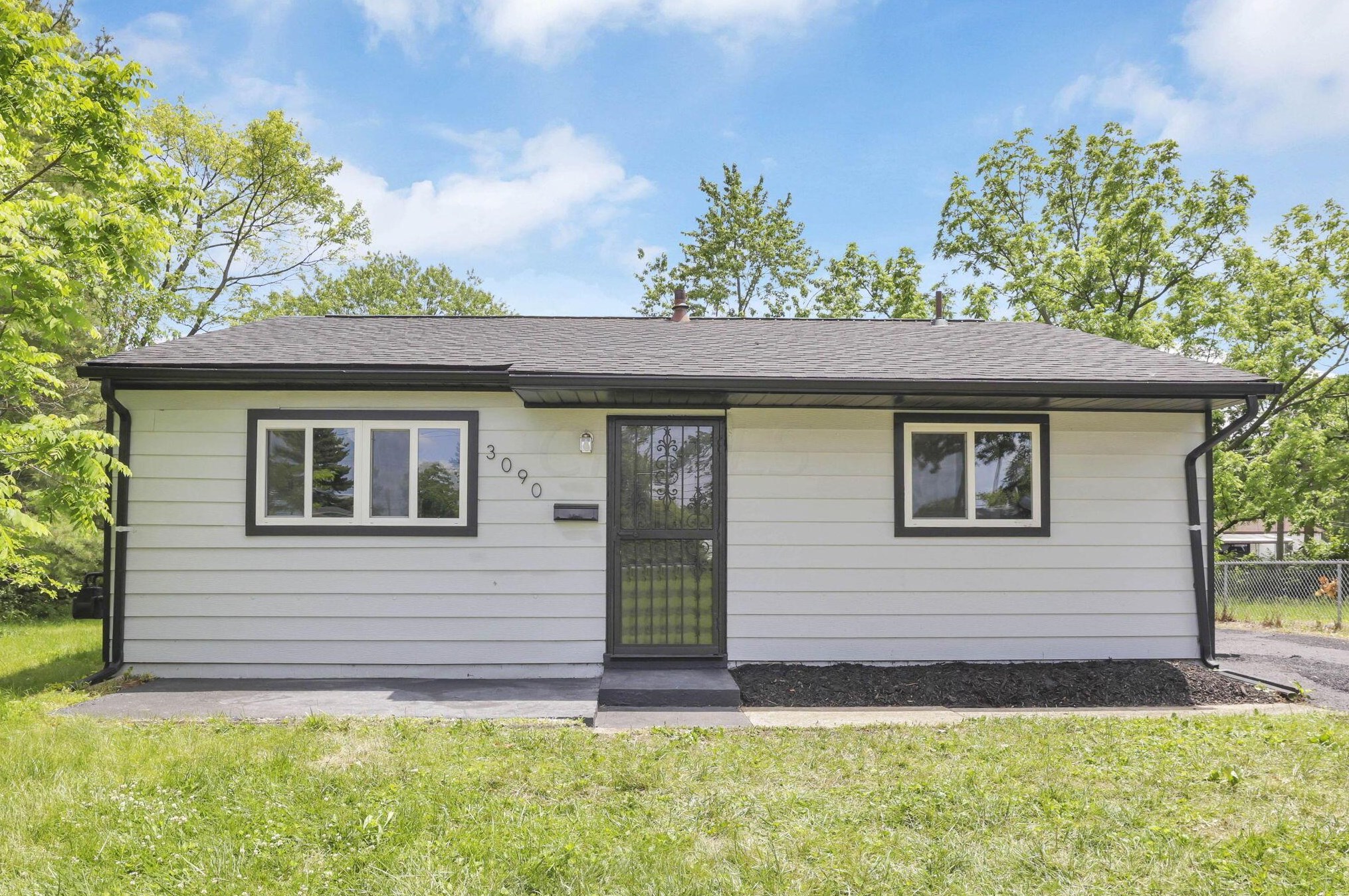 3090 Huntington Dr, Columbus, OH 43207-3312