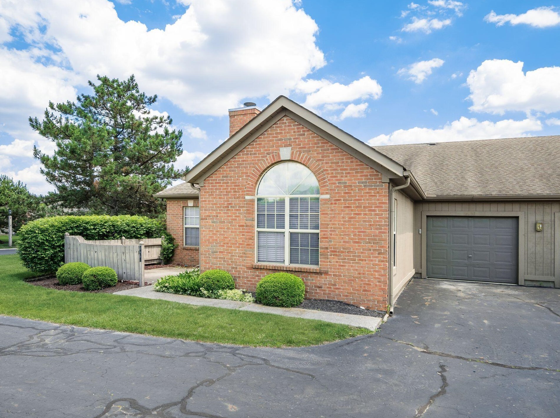 2451 Hooverside Ln, Darbydale, OH 43123-3937