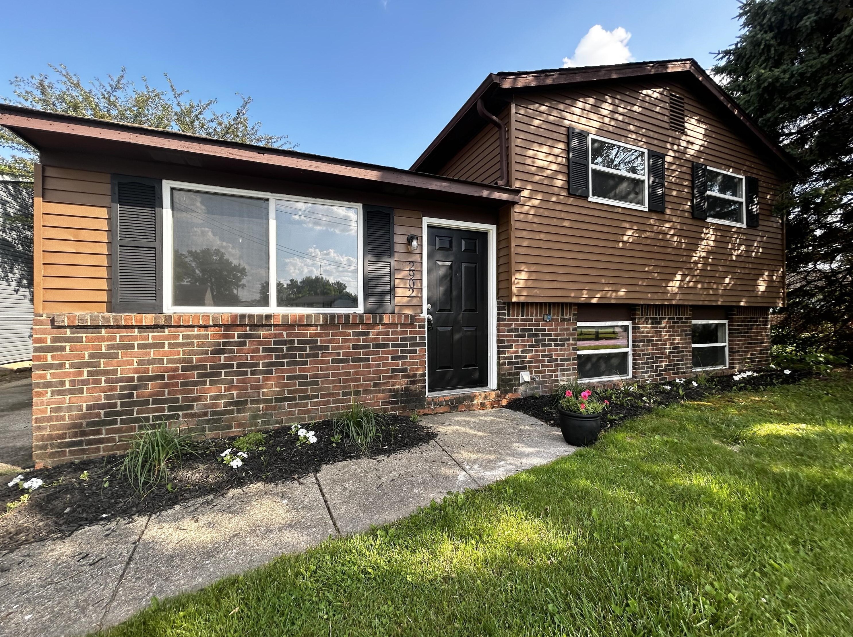 2902 Falcon Bridge Dr, Columbus, OH 43232-5436