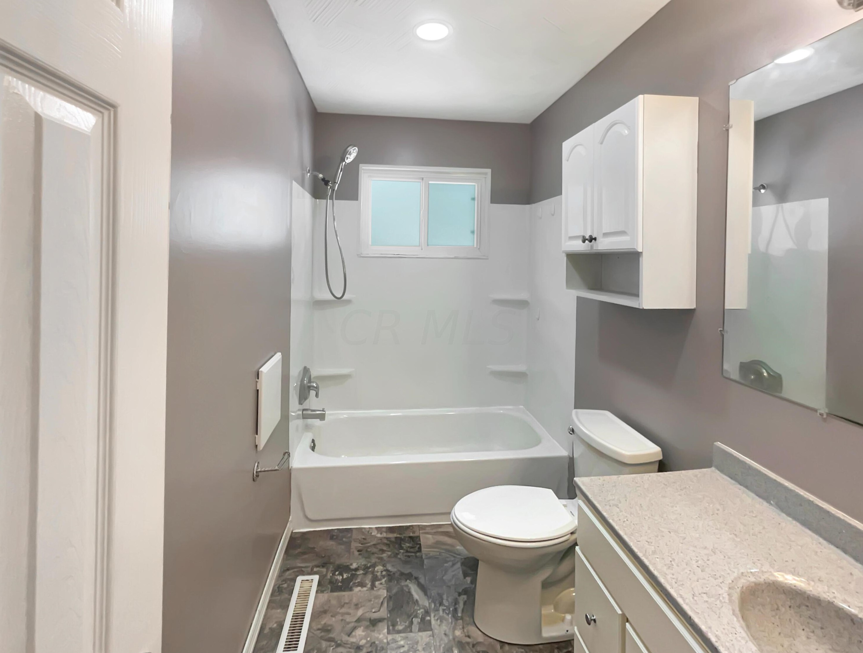 820 Allison Dr, Columbus OH 43207-4247 exterior