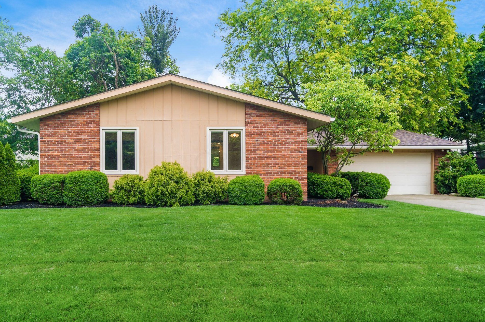 180 Greenglade Ave, Sharon Township, OH 43085