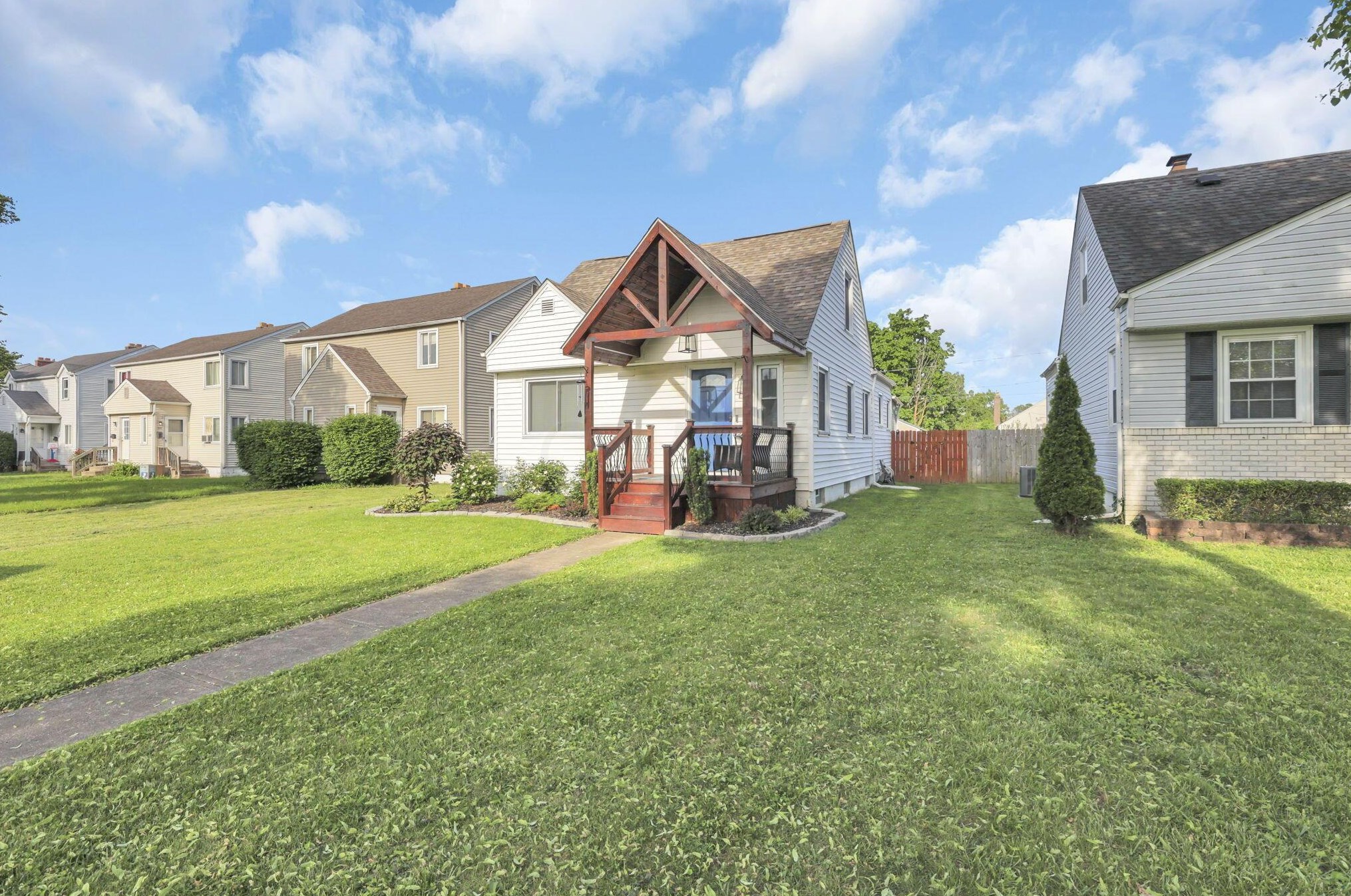 892 Wiltshire Rd, Columbus OH 43204-2341 exterior