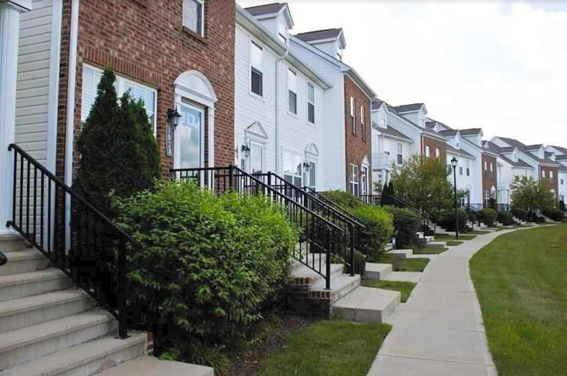 1006 Hartford Village Blvd, Columbus, OH 43228-7100
