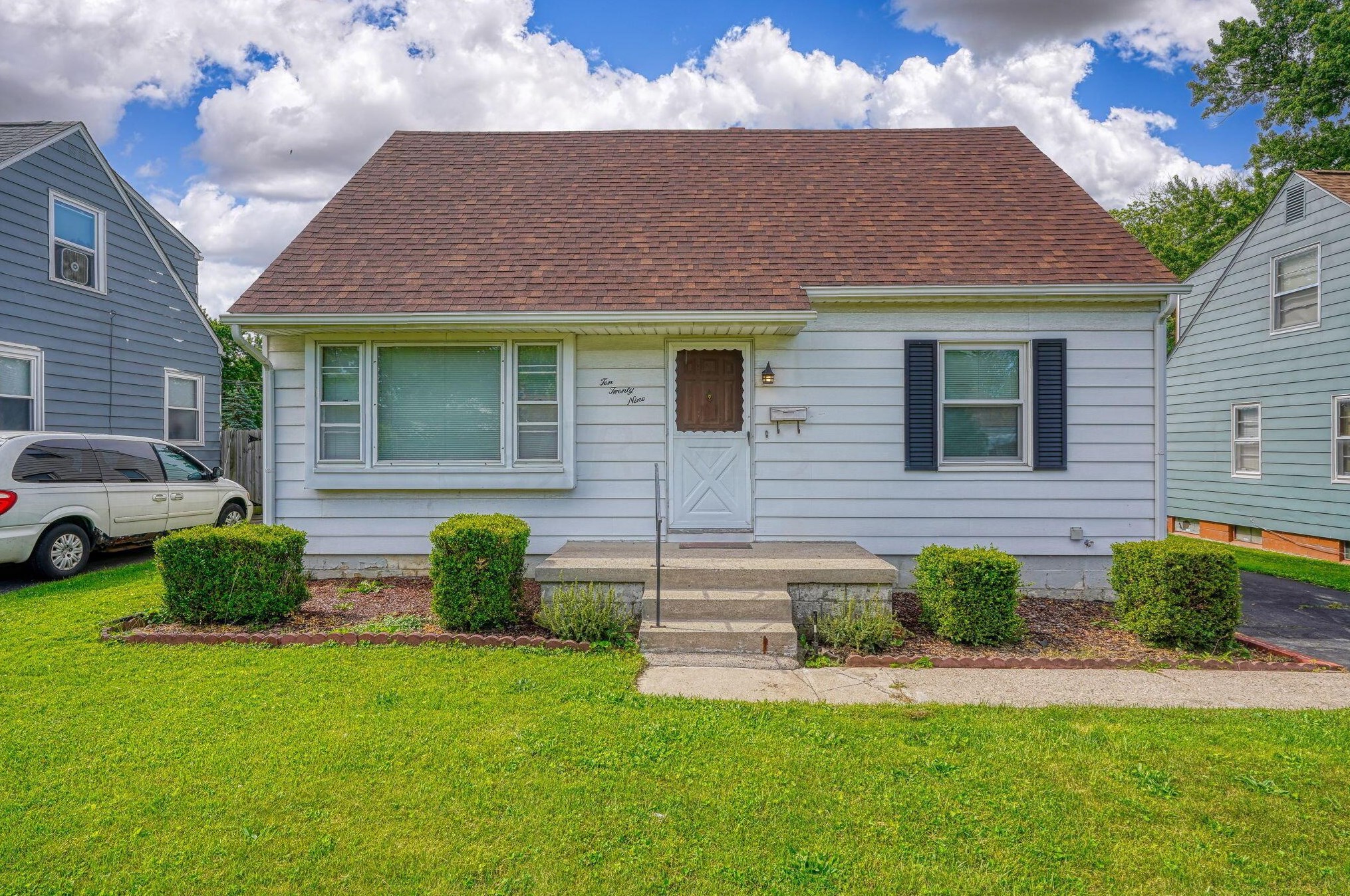 1029 Dunedin Rd, Columbus OH  43224-3303 exterior