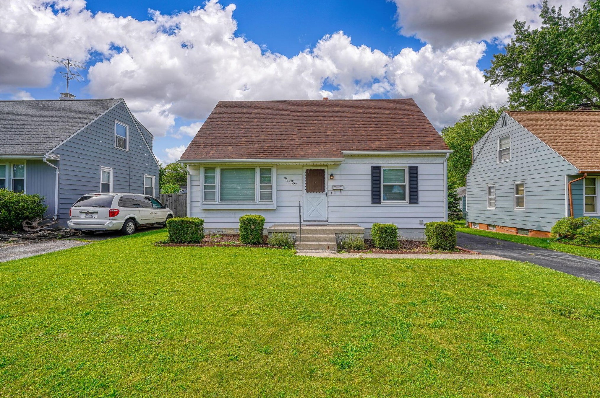 1029 Dunedin Rd, Columbus OH  43224-3303 exterior