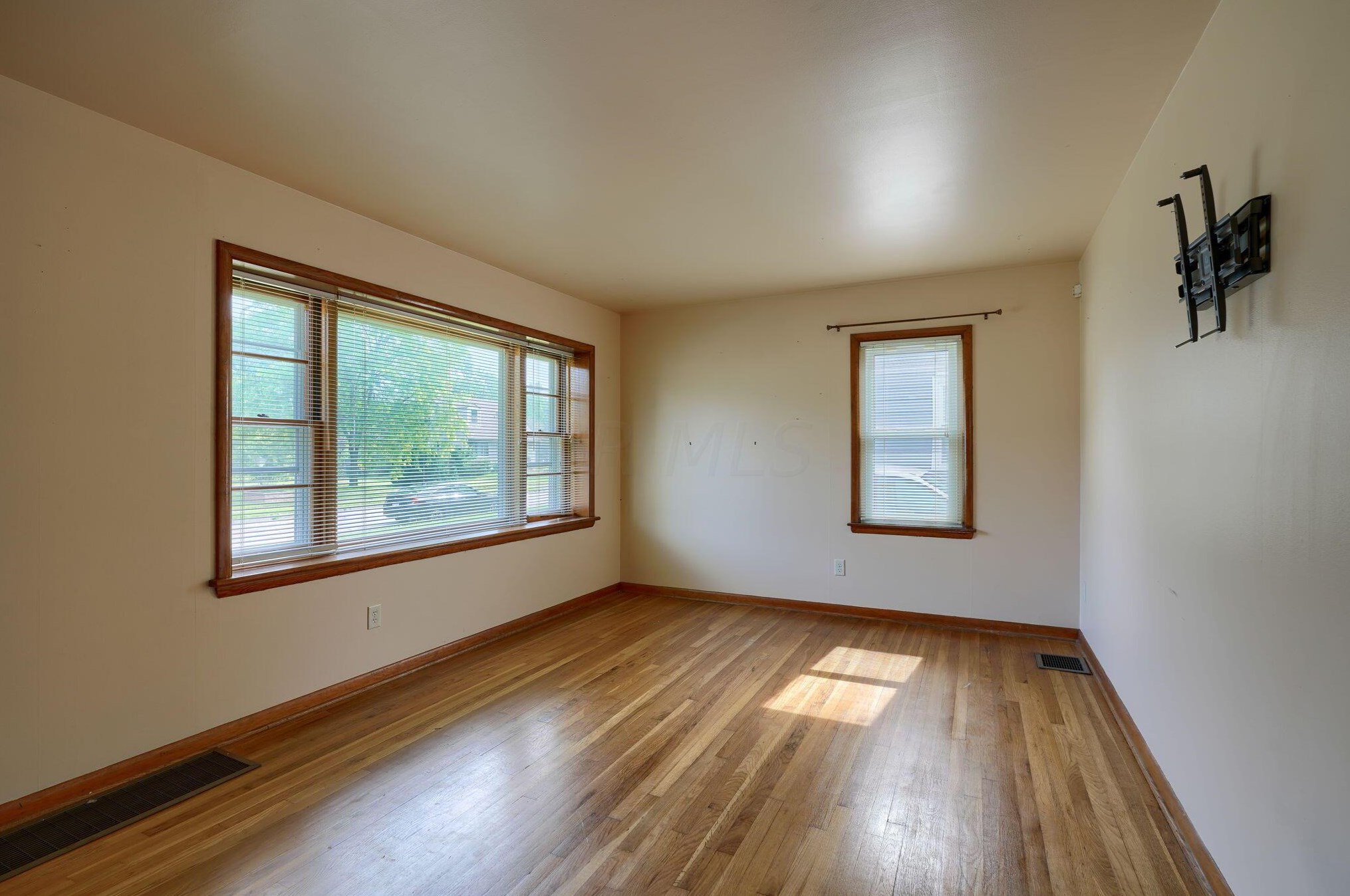 1029 Dunedin Rd, Columbus OH  43224-3303 exterior