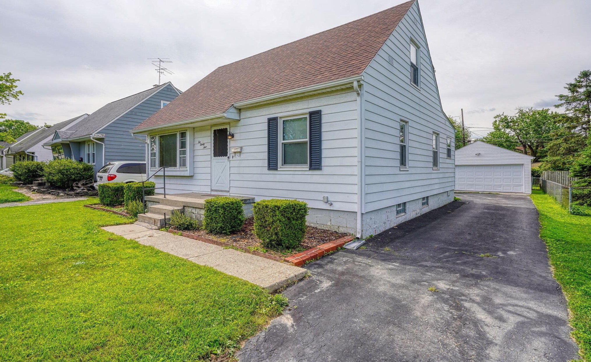 1029 Dunedin Rd, Columbus OH  43224-3303 exterior