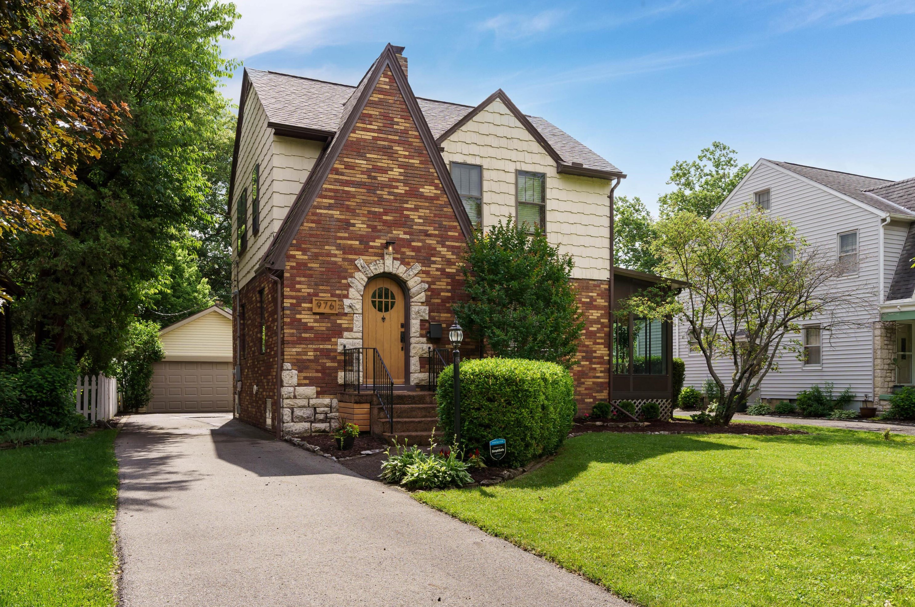 976 Cassingham Rd, Columbus OH  43209-2434 exterior