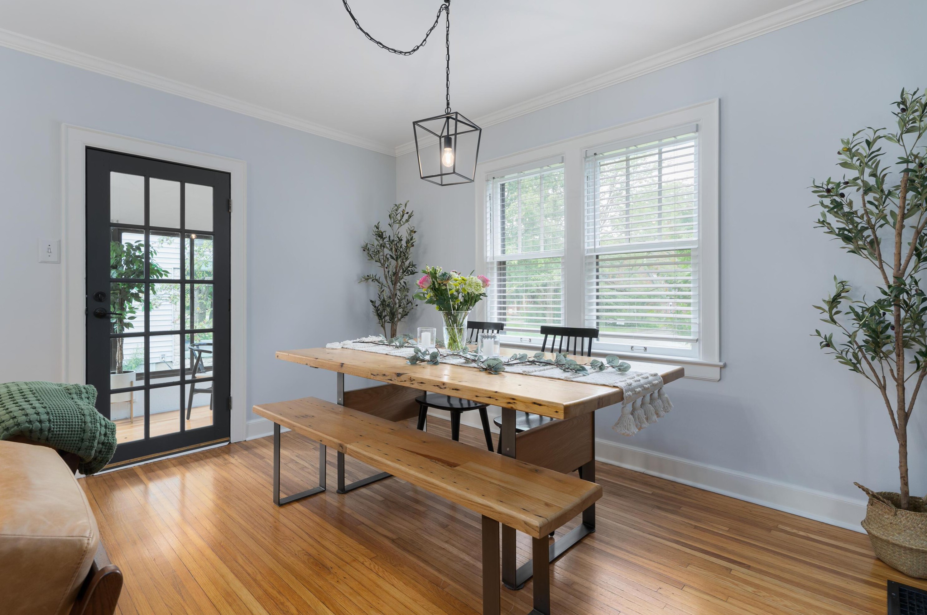 976 Cassingham Rd, Columbus OH  43209-2434 exterior