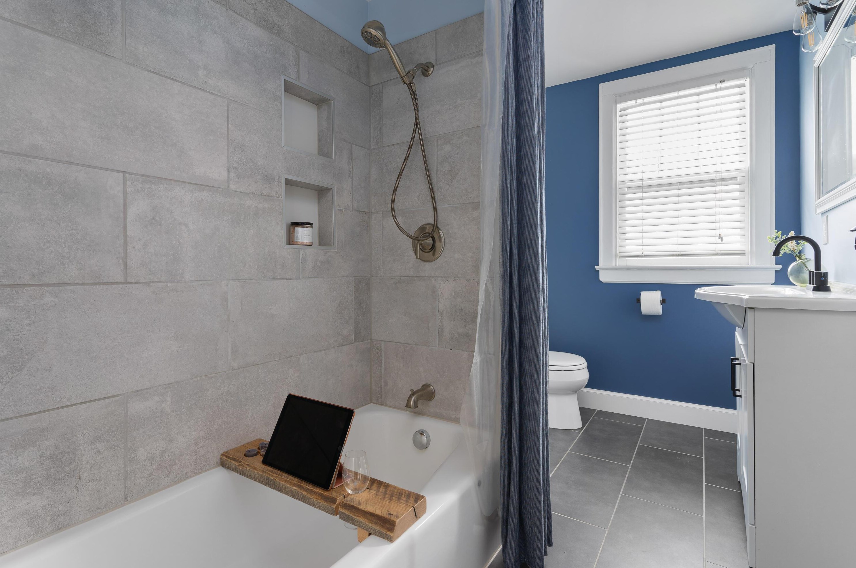 976 Cassingham Rd, Columbus OH  43209-2434 exterior