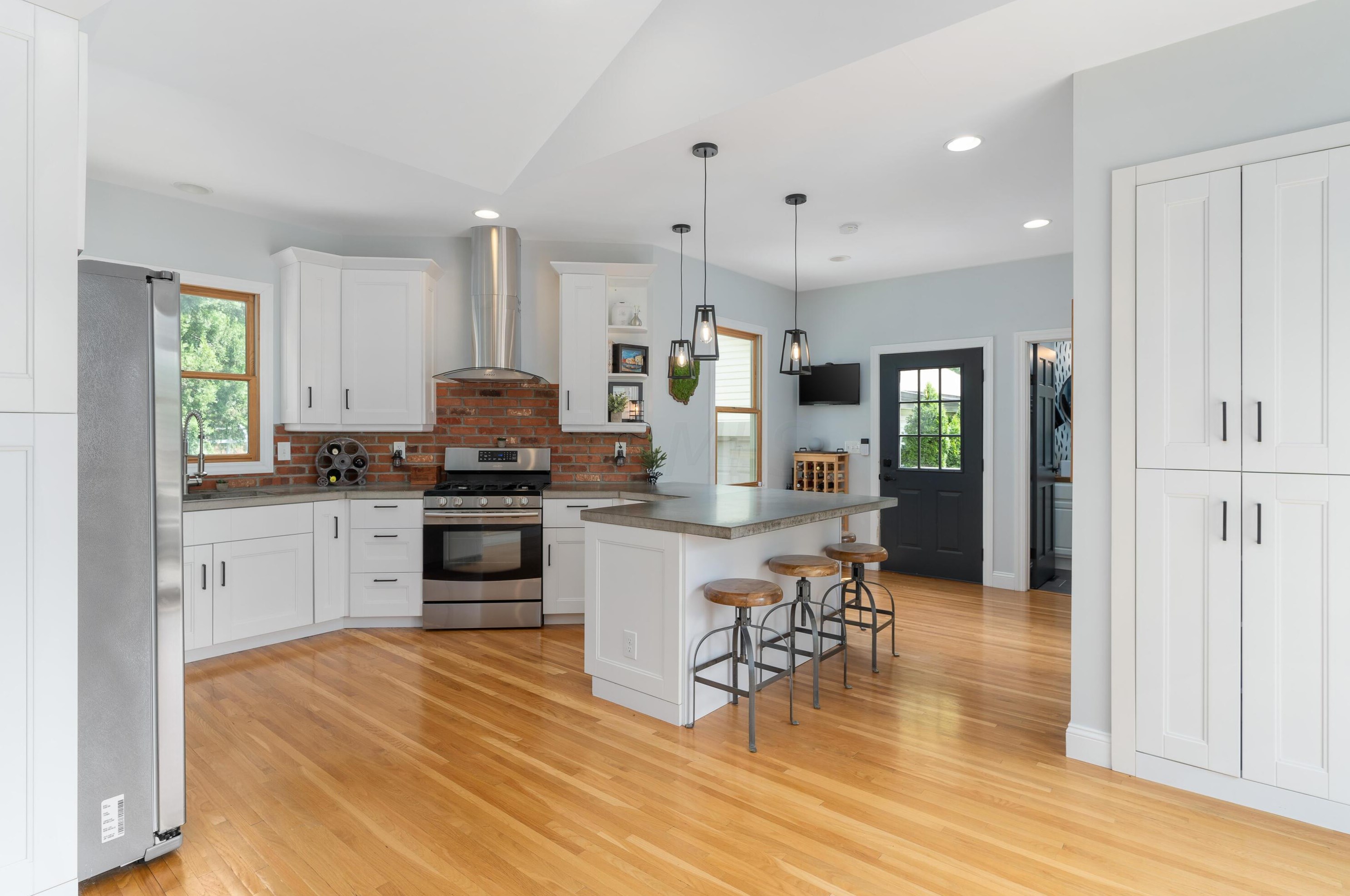 976 Cassingham Rd, Columbus OH  43209-2434 exterior