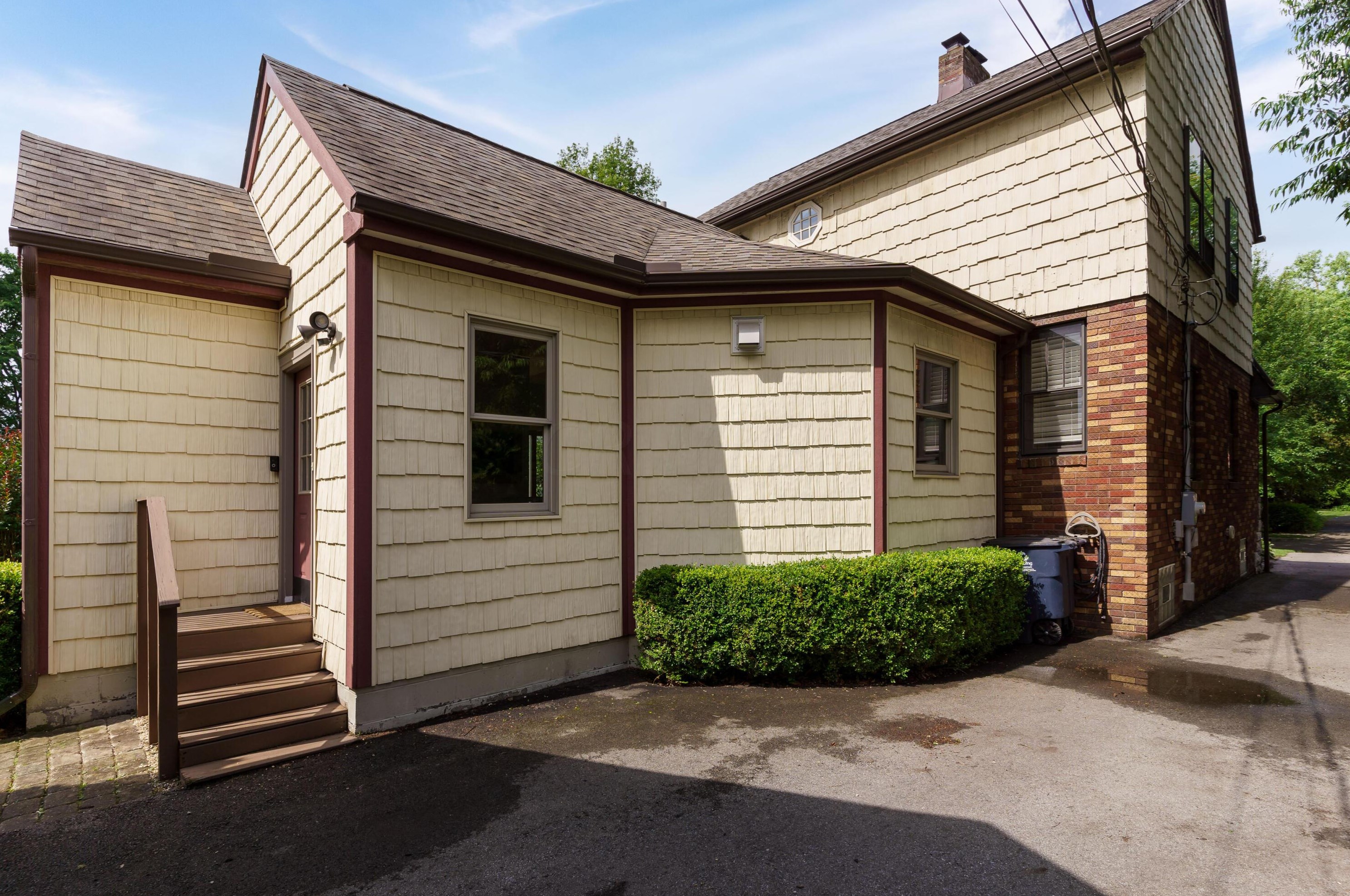 976 Cassingham Rd, Columbus OH  43209-2434 exterior