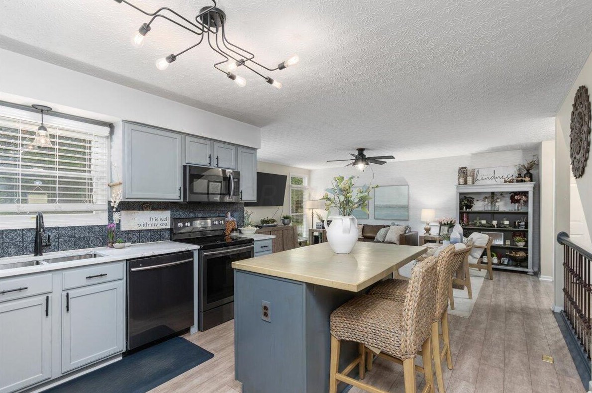 7516 Burgstresser Ct, Cnl Wnchstr OH  43110-8432 exterior