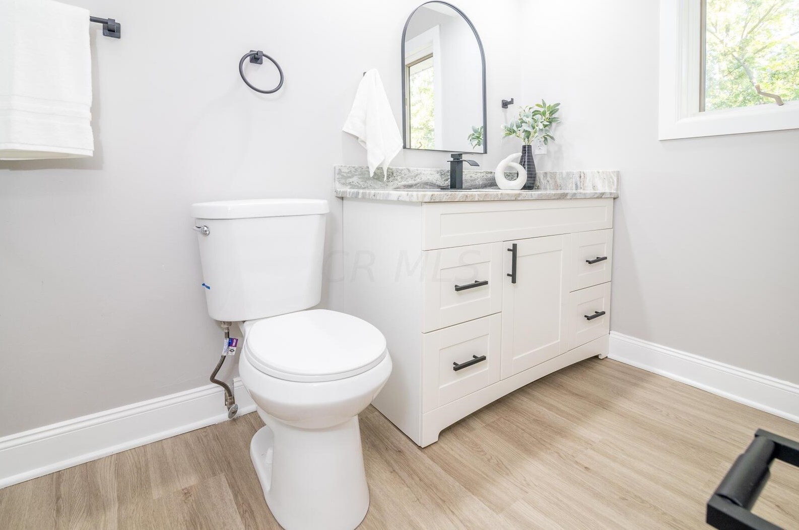 5635 Sandalwood Blvd, Columbus OH 43229-4327 exterior