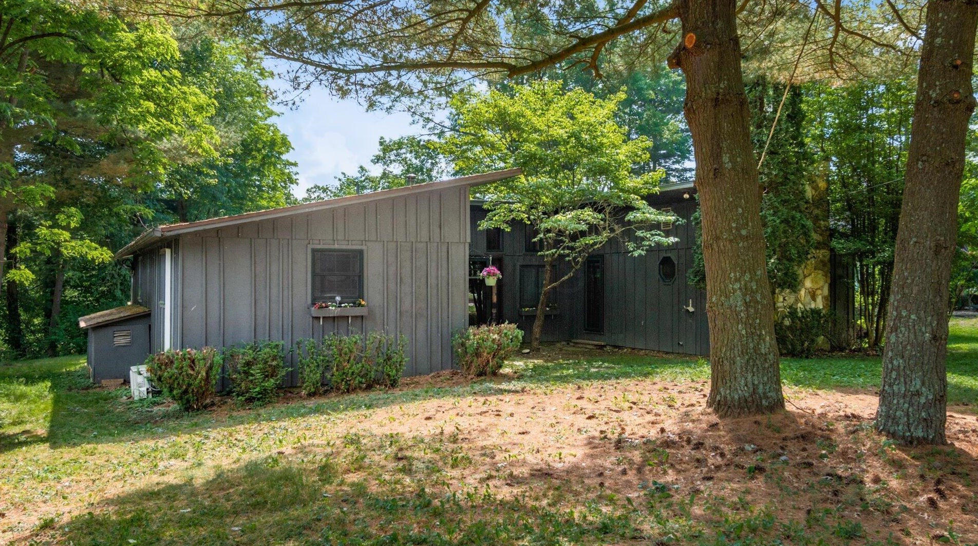 322 Locust Ln, Senecaville, OH 43780-9548