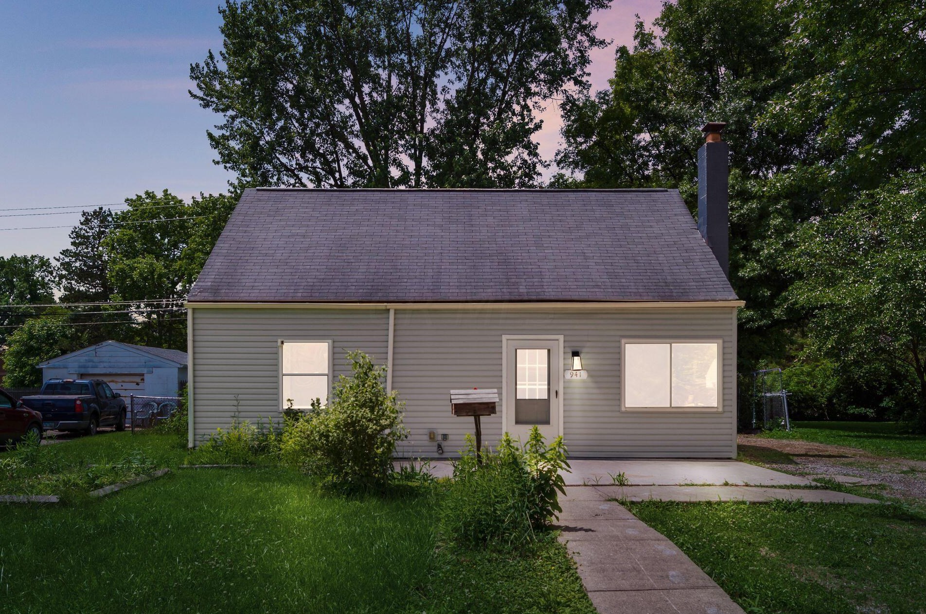 941 Exeter Rd, Columbus, OH 43213-2422