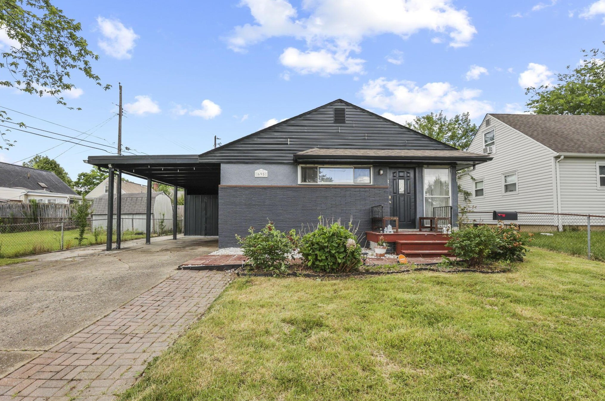 695 Raleigh Dr, Columbus, OH 43228-2914