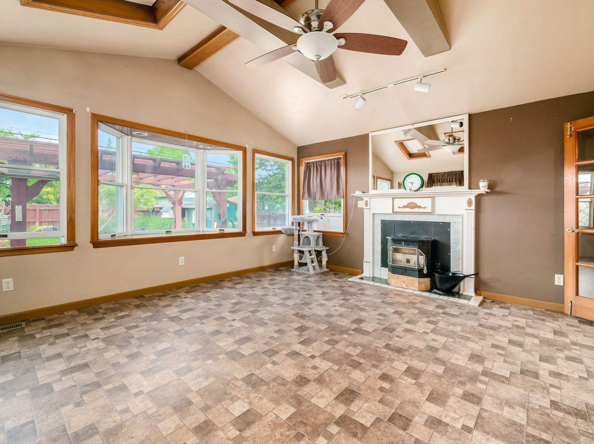 333 Buena Vis Ave, Columbus OH 43228-1189 exterior