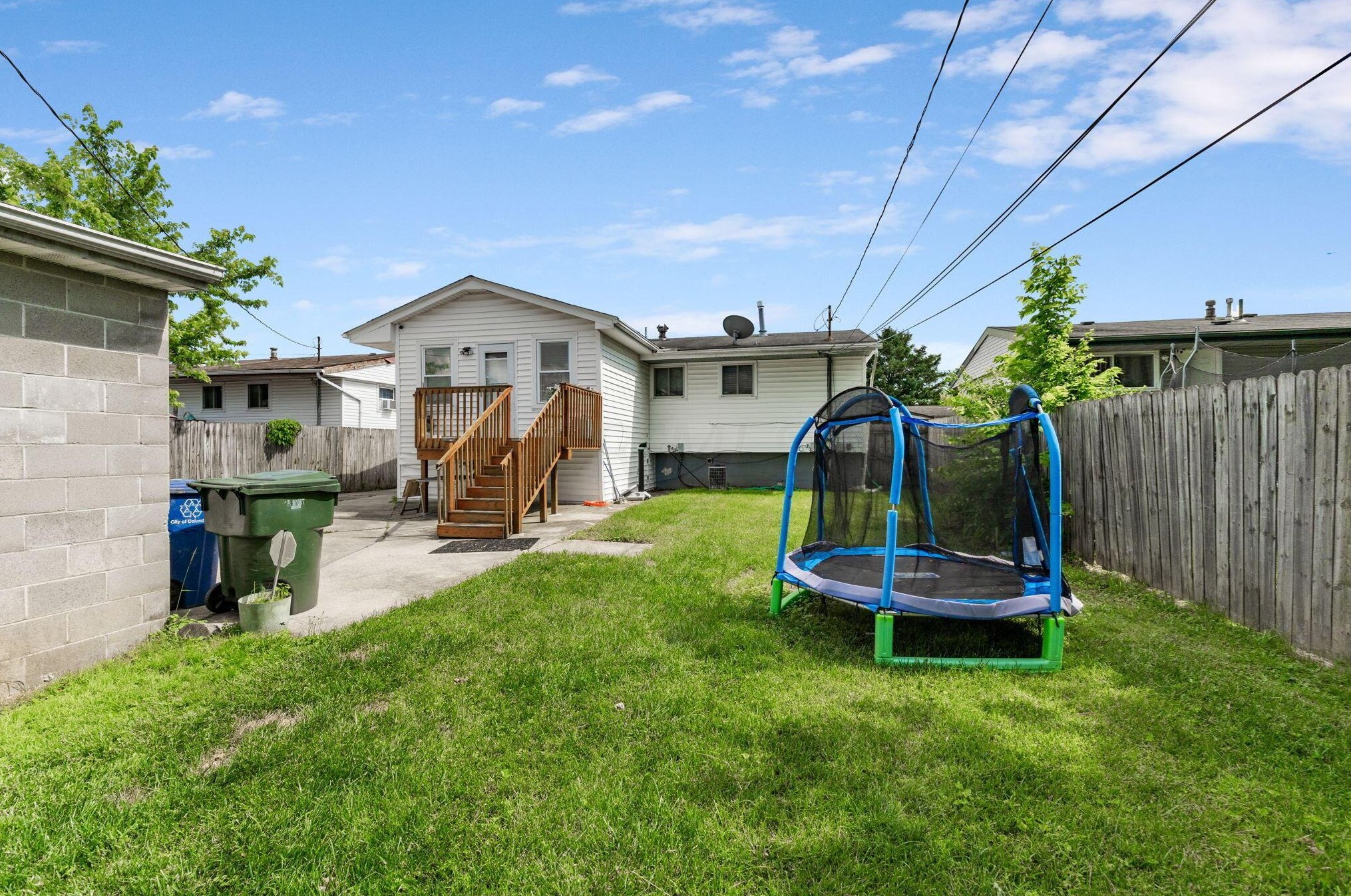 2176 Lisa Dr, Columbus OH 43219-2035 exterior