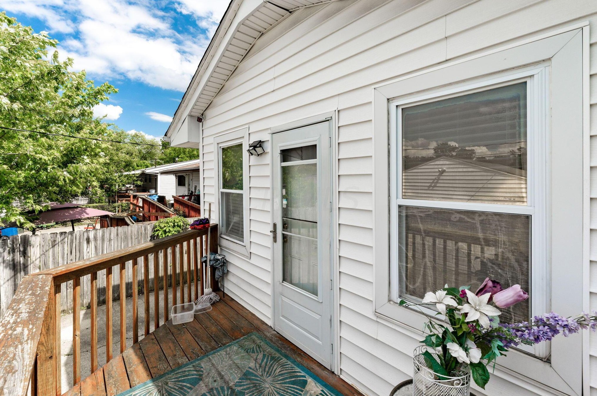 2176 Lisa Dr, Columbus OH 43219-2035 exterior