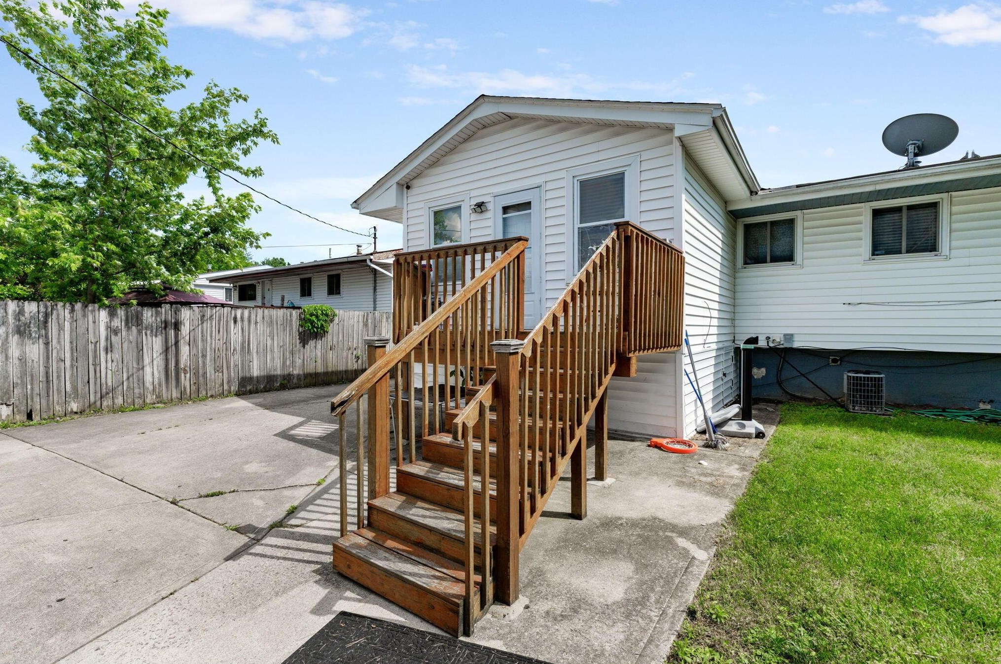 2176 Lisa Dr, Columbus OH 43219-2035 exterior