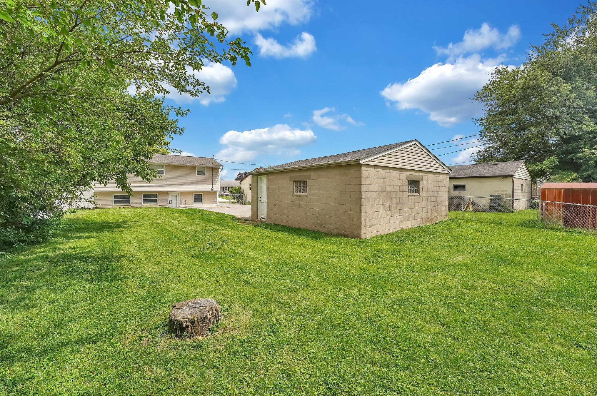 991 Wedgewood Dr, Columbus OH  43228-3142 exterior