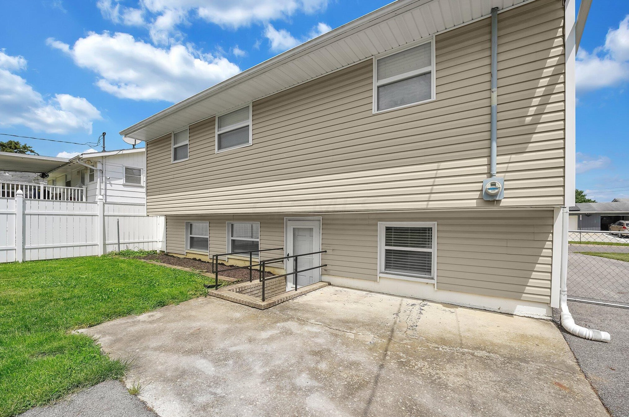 991 Wedgewood Dr, Columbus OH  43228-3142 exterior