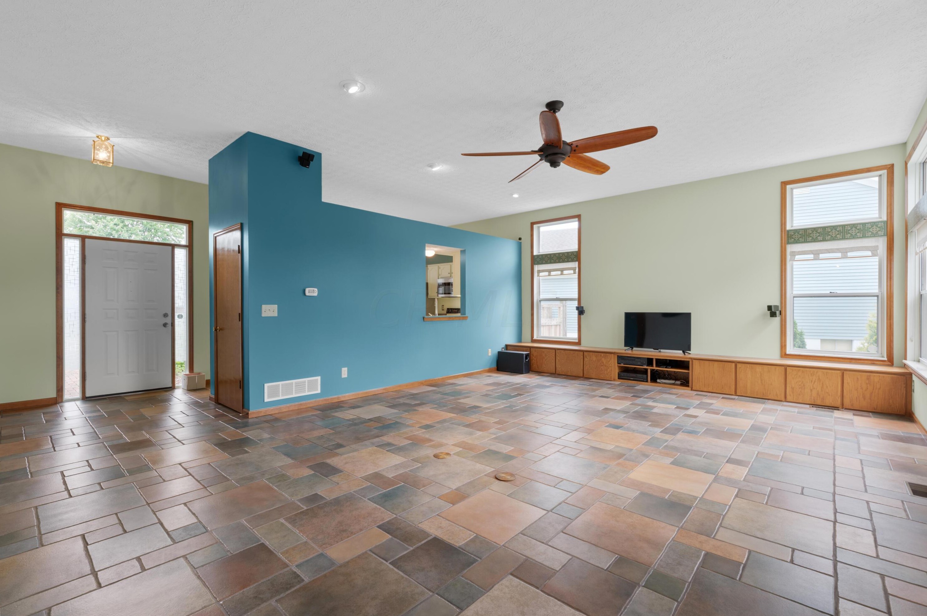 4497 Woodstream Dr, Columbus, OH 43230-5128
