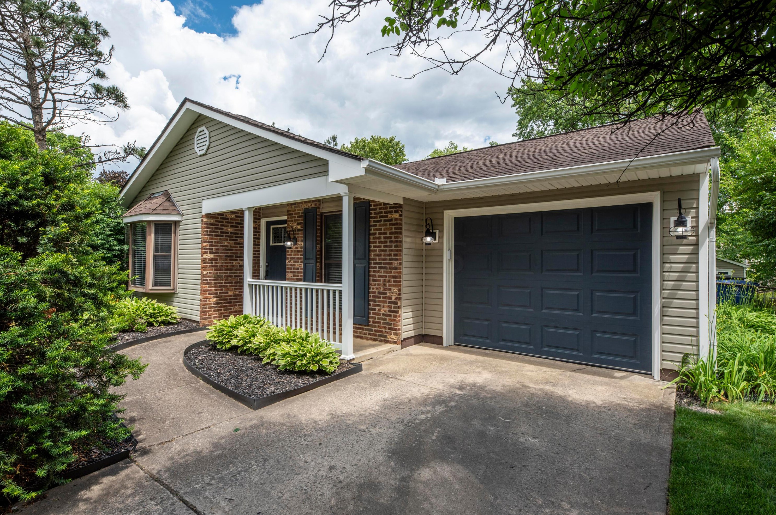 1584 Red Leaf Ln, Columbus, OH 43223-3255