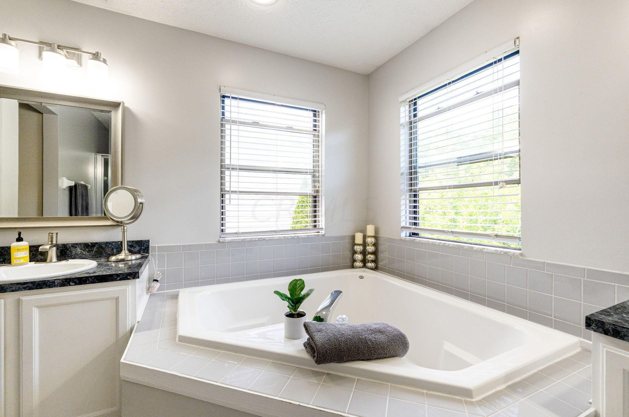 6232 Pinefield Dr, Hilliard OH  43026-7705 exterior