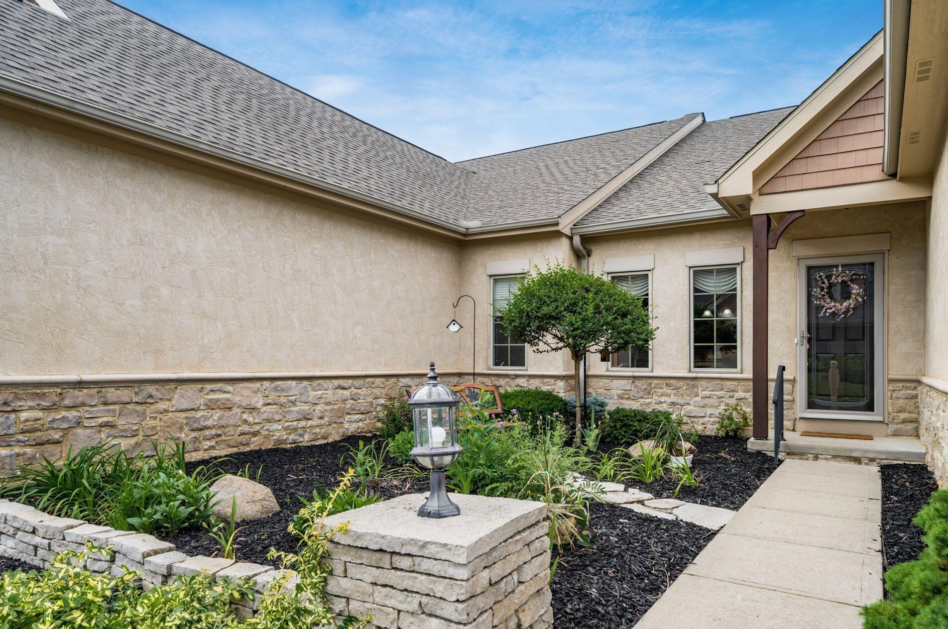892 Mendes Ct, Columbus, OH 43235-3506